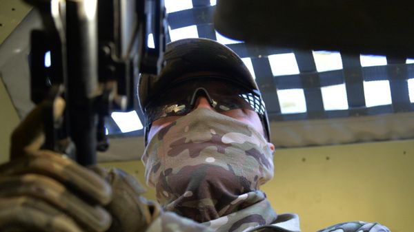 Военнослужащий войск специального назначения ВС РФ в бронеавтомобиле Тигр неподалеку от города Изюм.