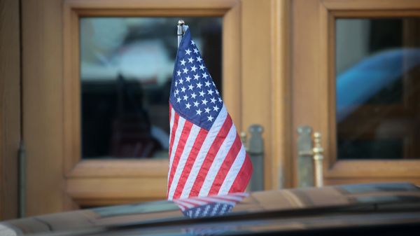 Флаг США на автомобиле помощника госсекретаря США 
