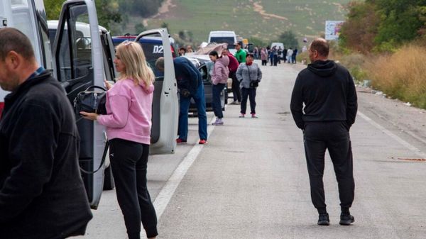 Очередь на пункте пропуска Васильевка в Запорожской области. Очередь на пункте пропуска Васильевка в Запорожской области.