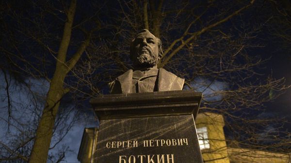 Памятник врачу Сергею Боткину на территории клинической инфекционной больницы им. С.П. Боткина в Санкт-Петербурге.