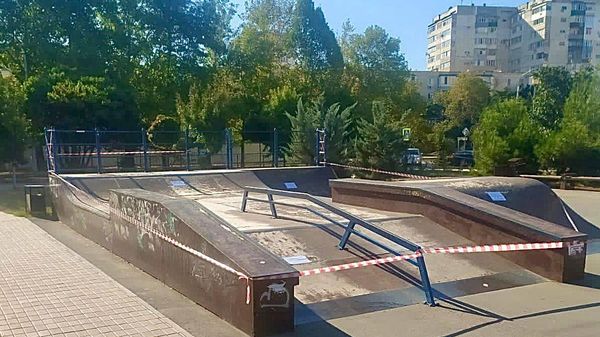 Скейтплощадка в Динопарке в Севастополе