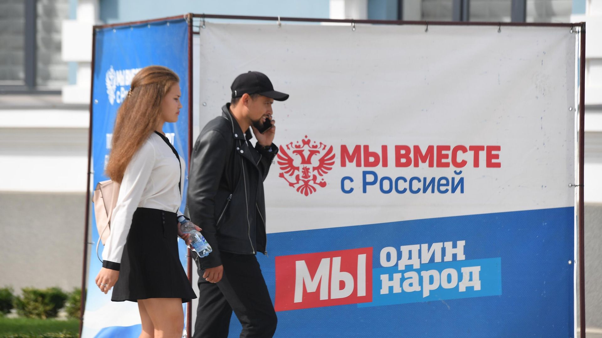 Баннер референдума о вступлении в Россию возле ДК Железнодорожников в Мелитополе - РИА Новости, 1920, 20.09.2022