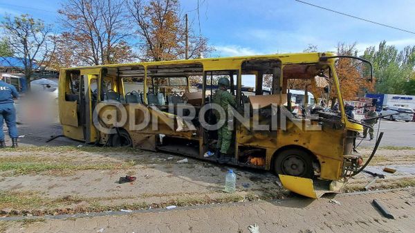 Последствия обстрела украинскими боевиками центра Донецка, в результате которого 6 человек погибли и еще 4 получили ранения