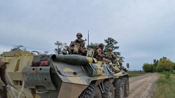 Бойцы Росгвардии проверяют территорию для обеспечения безопасности в период проведения референдума в Херсонской области