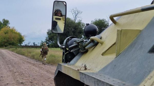 Бойцы Росгвардии проверяют территорию для обеспечения безопасности в период проведения референдума в Херсонской области