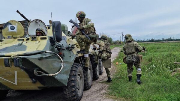 Бойцы Росгвардии проверяют территорию для обеспечения безопасности в период проведения референдума в Херсонской области