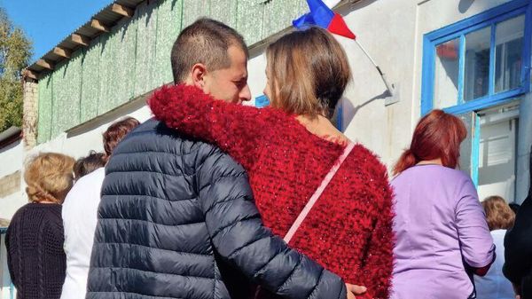 Люди перед участком для голосования на референдуме в Херсонской области 
