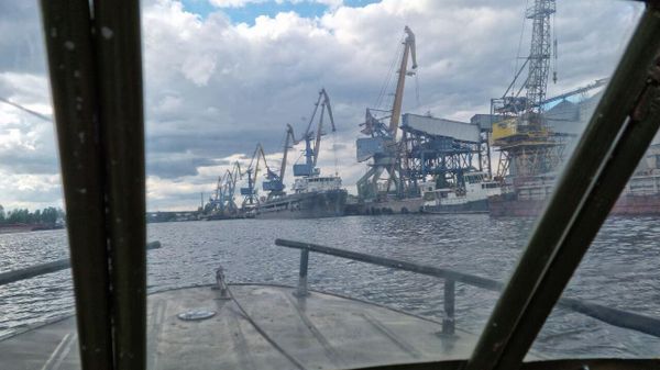 Вид на порт Голая Пристань