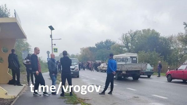 В Запорожской области жители перекрыли Ореховское шоссе В Запорожской области жители перекрыли Ореховское шоссе