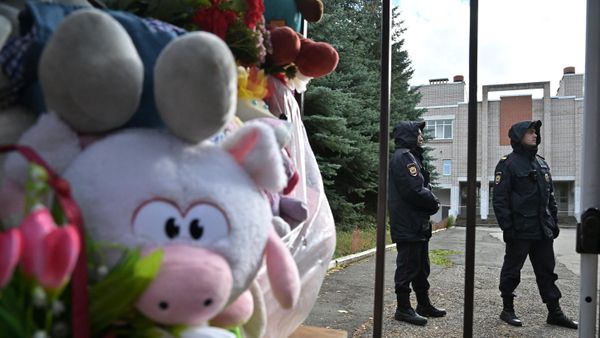 Цветы у школы №88 в Ижевске