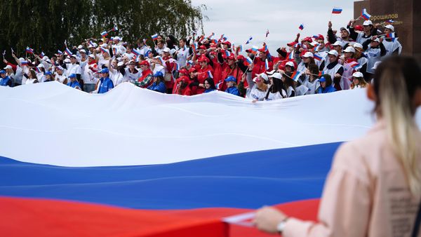 Флешмоб С Россией навсегДА в Луганске