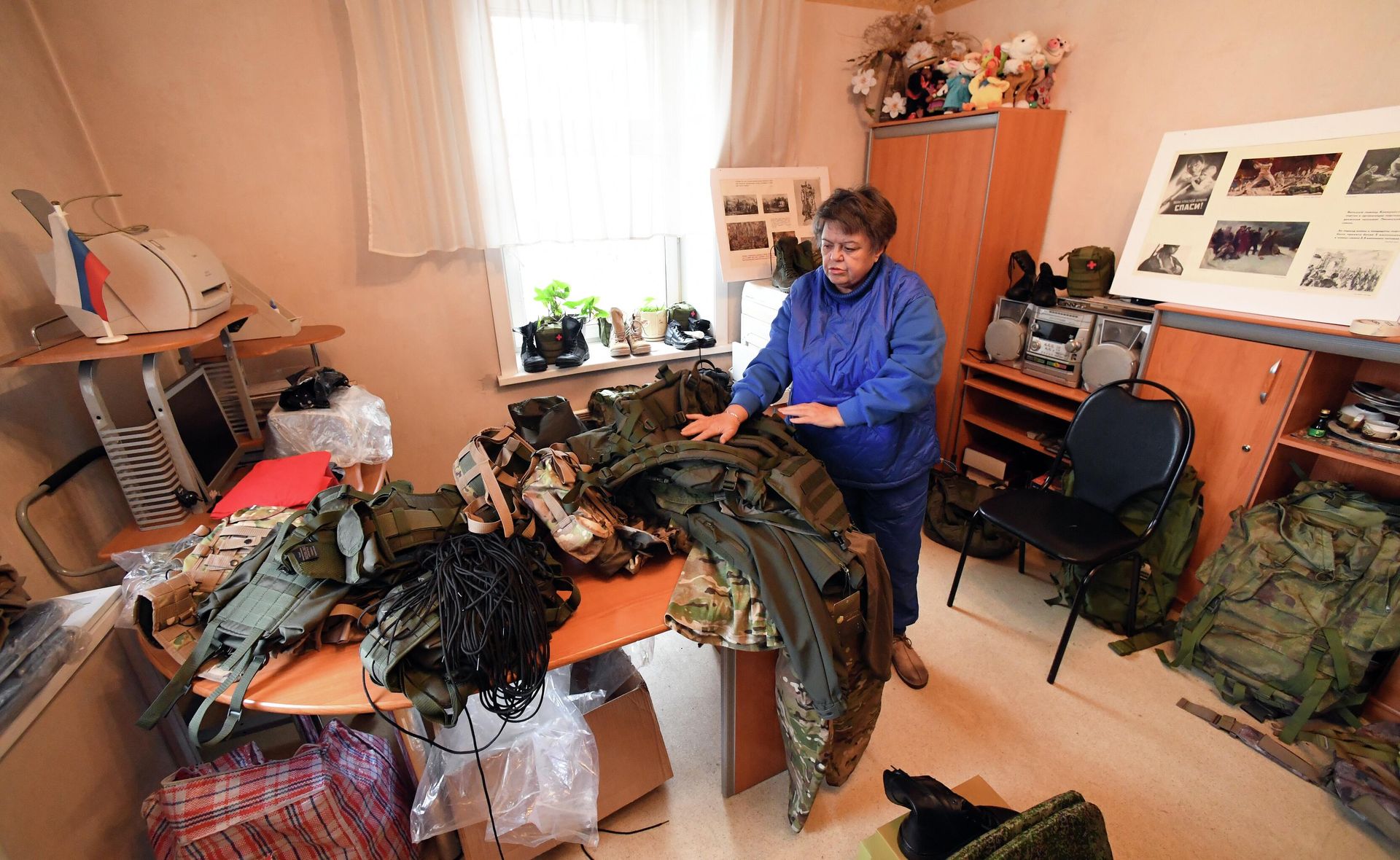 Сбор необходимого снаряжения для участников спецоперации - РИА Новости, 1920, 02.10.2022