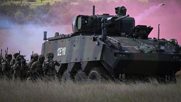 Cолдаты французской и румынской армий, принимающие участие в учениях передового присутствия боевой группы НАТО (BGFP) на учебном полигоне Чинку в центральной части Румынии. Фото AFP