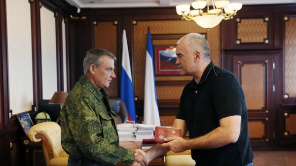 Глава РК Сергей Аксенов вручил медаль ордена За заслуги перед Отечеством II степени командиру минометной батареи Сергею Еременко