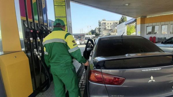 Люди на заправке в Феодосии