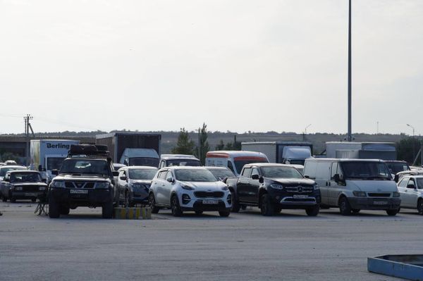 Машины у паромной переправы в Керчи