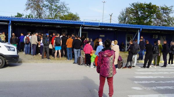 Люди  у паромной переправы в Керчи