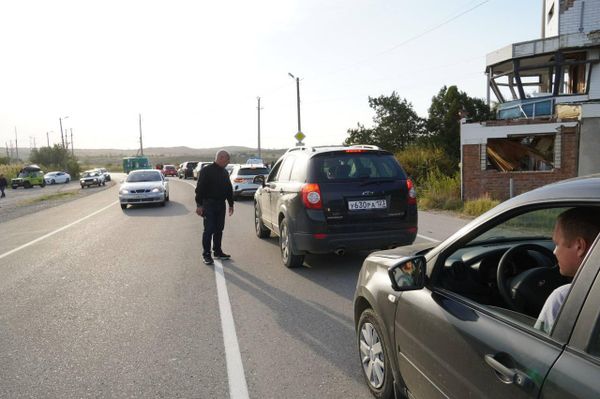 Автомобили едут в сторону паромной переправы в Керчи