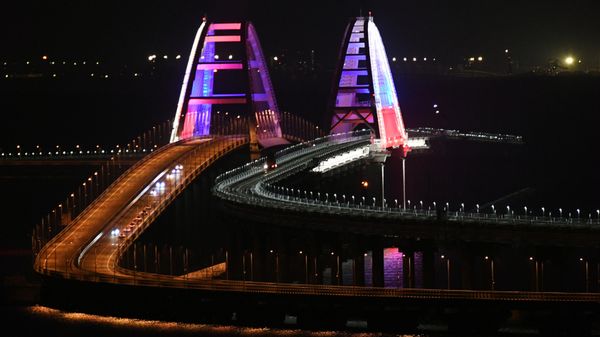 Железнодорожный состав проходит по Крымскому мосту. 