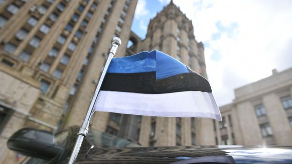 Автомобиль посла Эстонии у здания МИД РФ в Москве.