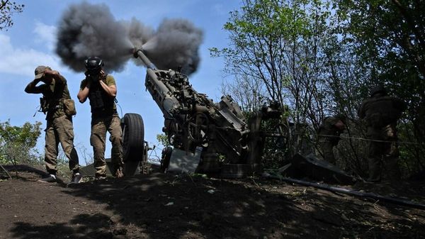 Украинские боевики ведут огонь из американской гаубицы M777. Фото AFP