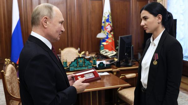 Президент РФ Владимир Путин встретился с дочерью Героя России О. Кочуры
