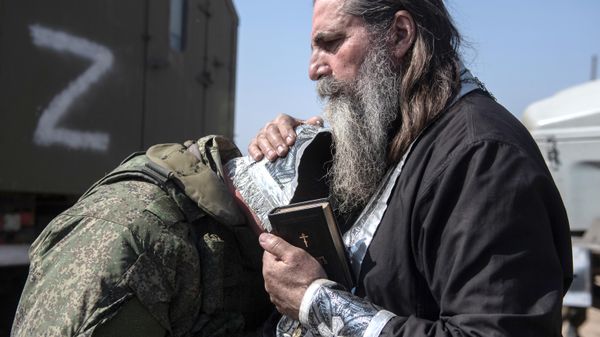 Священник отец Валерий  проводит богослужения в полевых условиях 