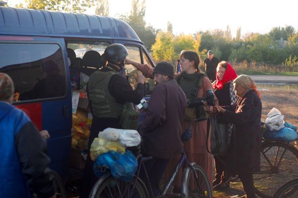 Раздача гуманитарной помощи жителям села Заветное Желание (Волновахский р-н, ДНР)