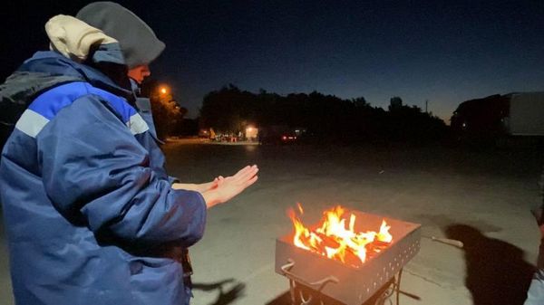 Волонтеры Всероссийского студенческого корпуса спасателей дежурят на стоянке в Керчи