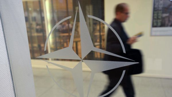 Эмблема организации в штаб-квартире НАТО в Брюсселе.