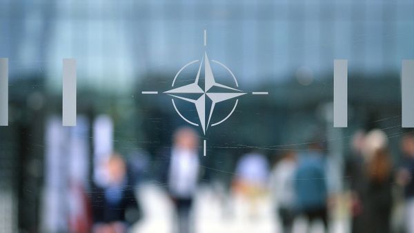 Эмблема Организации Североатлантического договора (НАТО) в Брюсселе.  