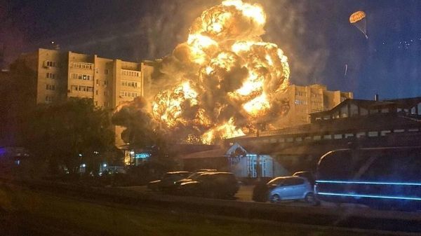 В Ейске военный самолет упал на жилой дом. 