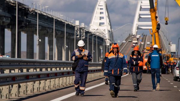 Восстановление повреждённых пролётов Крымского моста после теракта 8 октября 2022 года