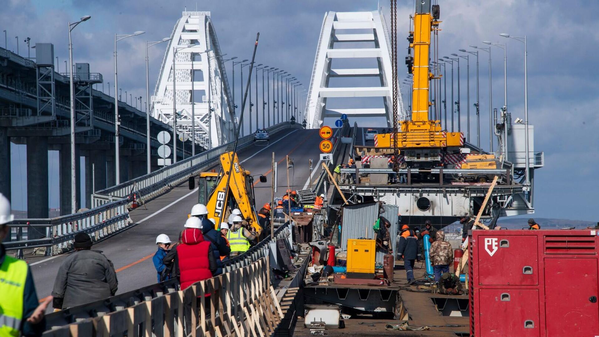 Восстановление повреждённых пролётов Крымского моста после теракта 8 октября 2022 года - РИА Новости, 1920, 13.11.2022