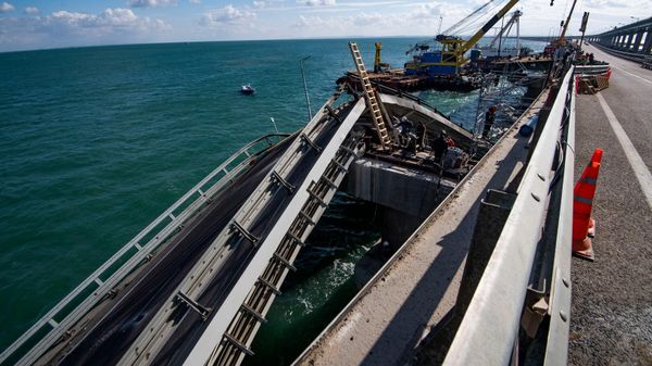 Восстановление повреждённых пролётов Крымского моста после теракта 8 октября 2022 года