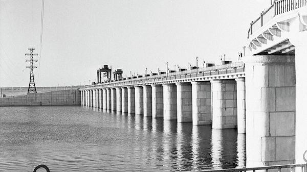 Водосливная плотина Каховской гидроэлектростанции