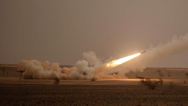 Ракета-носитель запускает высокомобильную артиллерийскую ракетную систему (HIMARS) по намеченной цели