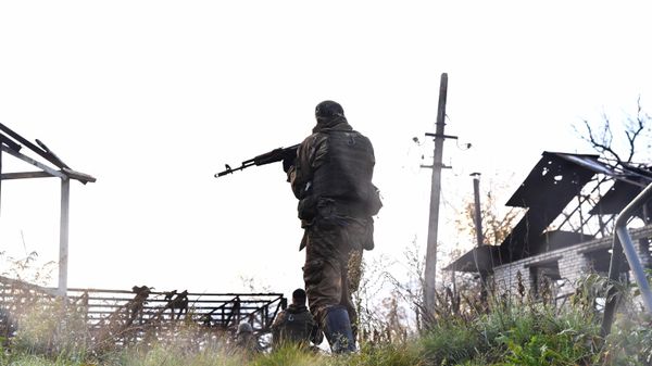 Разведчики производят разведку местности на линии боевого соприкосновения