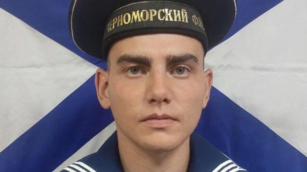 Радиотелеграфист боевой части связи сторожевого корабля  Ладный Черноморского флота матрос Артем Жильцов