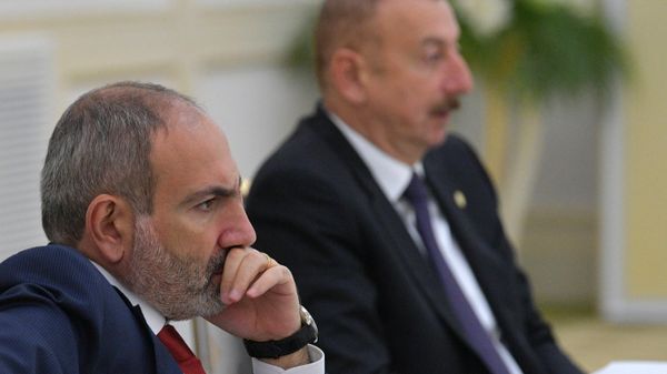 Никол Пашинян (слева) и Ильхам Алиев