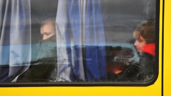 Эвакуация мирных жителей. Архивное фото