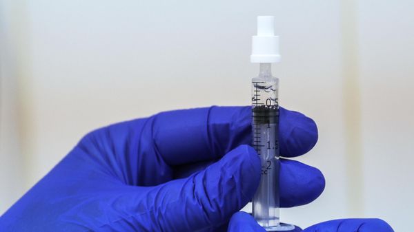 Шприц с насадкой-распылителем для назального введения вакцины от COVID-19