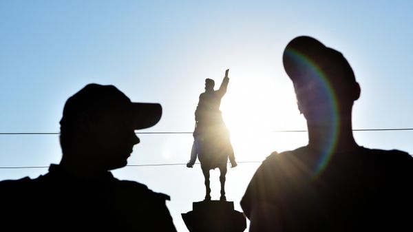 Украинцы у памятника Николаю Щорсу в Киеве
