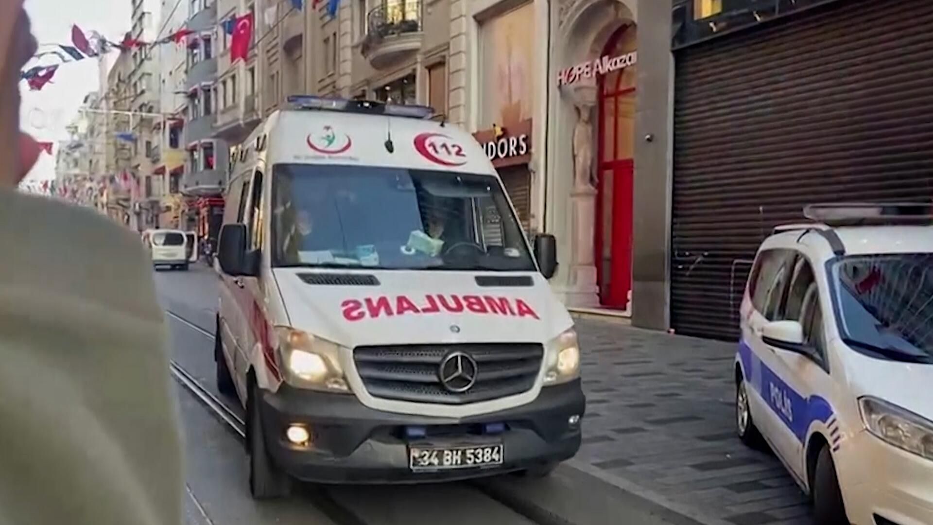 Паника и оперативные службы: взрыв прогремел в центре Стамбула - РИА Новости, 1920, 13.11.2022