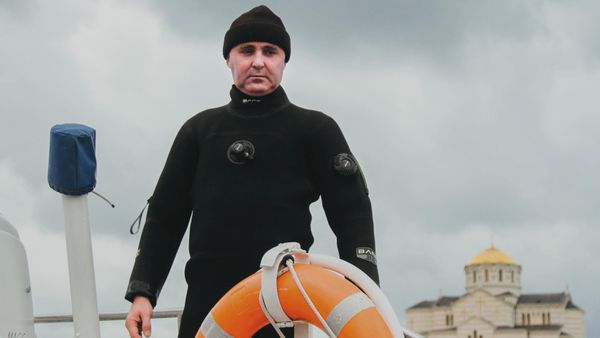 Водолаз-взрывник из Севастополя Денис Ефимов признан лучшим водолазом МЧС России в 2022 году