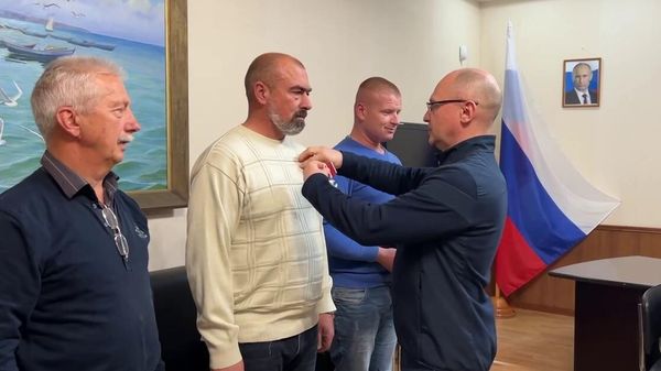 Экипаж речного катера Арарат, который участвовал в эвакуации жителей Херсона с правого берега Днепра, наградили за героизм 