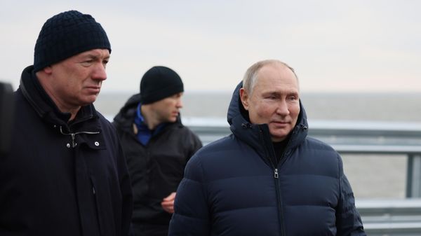 Президент РФ В. Путин проехал по восстановленному после теракта Крымскому мосту