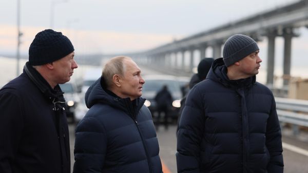 Президент РФ В. Путин проехал по восстановленному после теракта Крымскому мосту