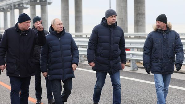 Президент РФ В. Путин проехал по восстановленному после теракта Крымскому мосту