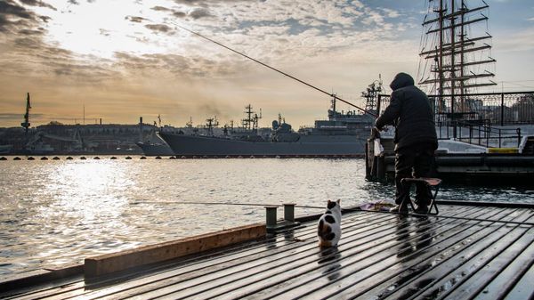 Рыбак на Графской пристани в Севастополе Рыбак на Графской пристани в Севастополе